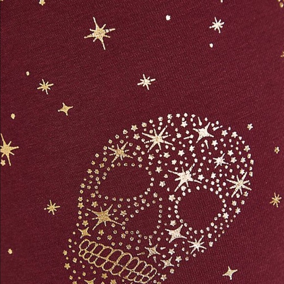 NWT Torrid Leggings Cropped Burgundy with gold Skulls & Stars size 2 - Picture 2 of 7